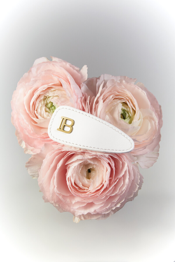 BalmainHair-LE-SS25-Leather-Snap-Hair-Clip-LE-HJ-PT-S-CLIP-SS25-C2-25-Mood-PR-02-LR Лимитирана кожена фиба Balmain